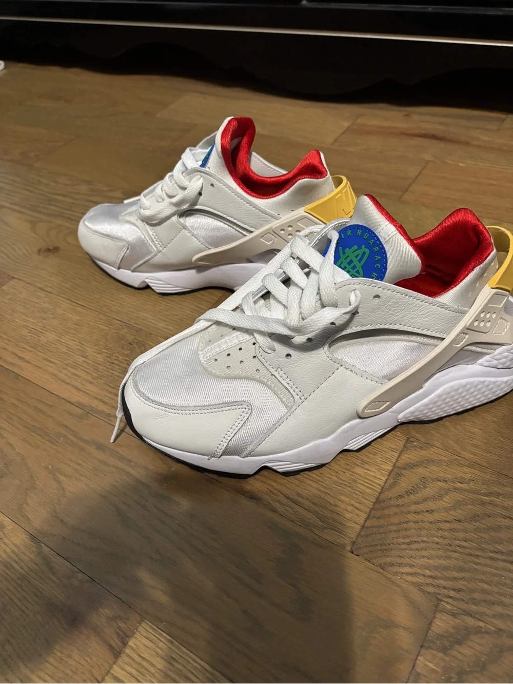 Nike Air Women’s Huarache white/topaz/red/green/blue sneakers - size 8.5